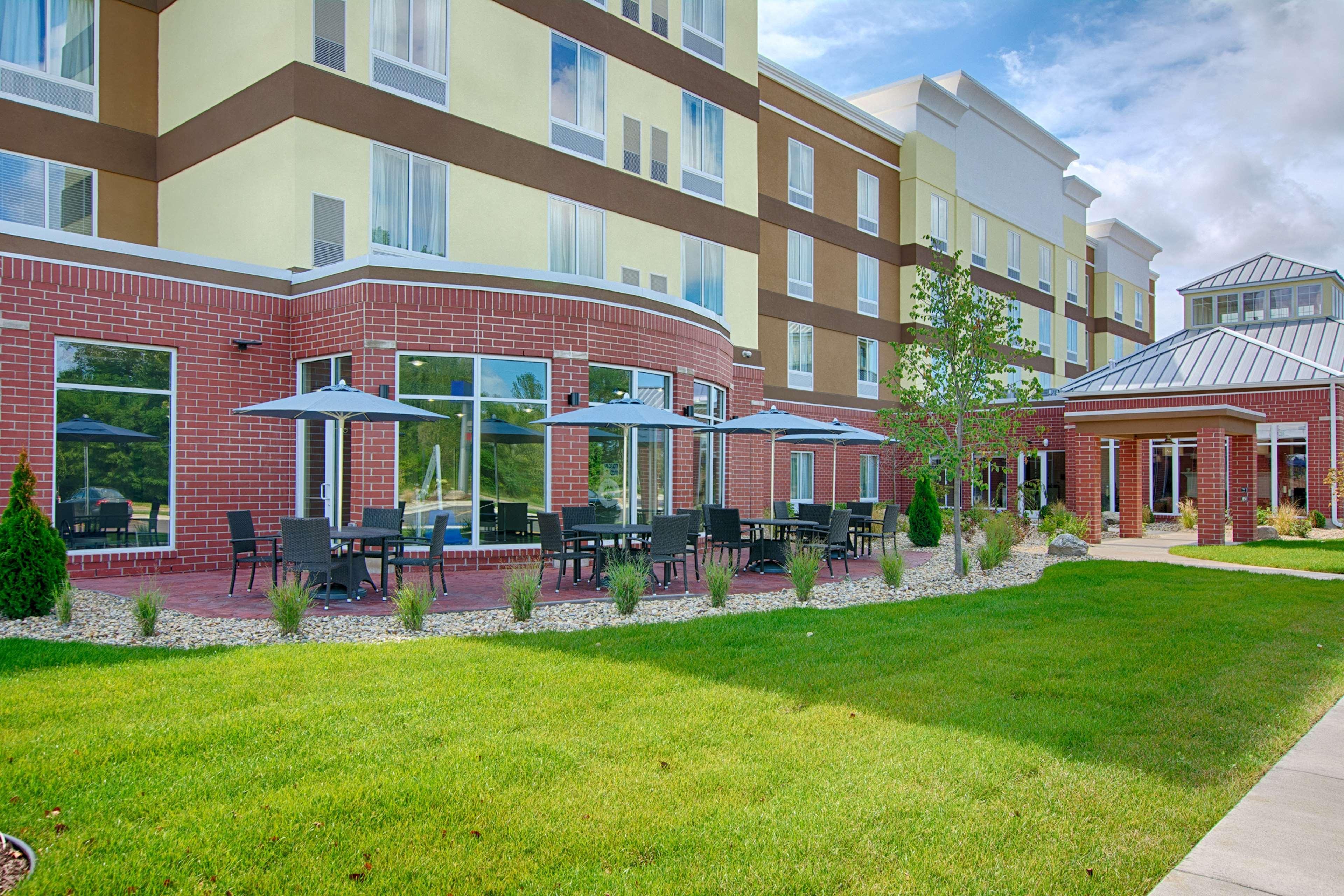 Hilton Garden Inn Benton Harbor Bagian luar foto