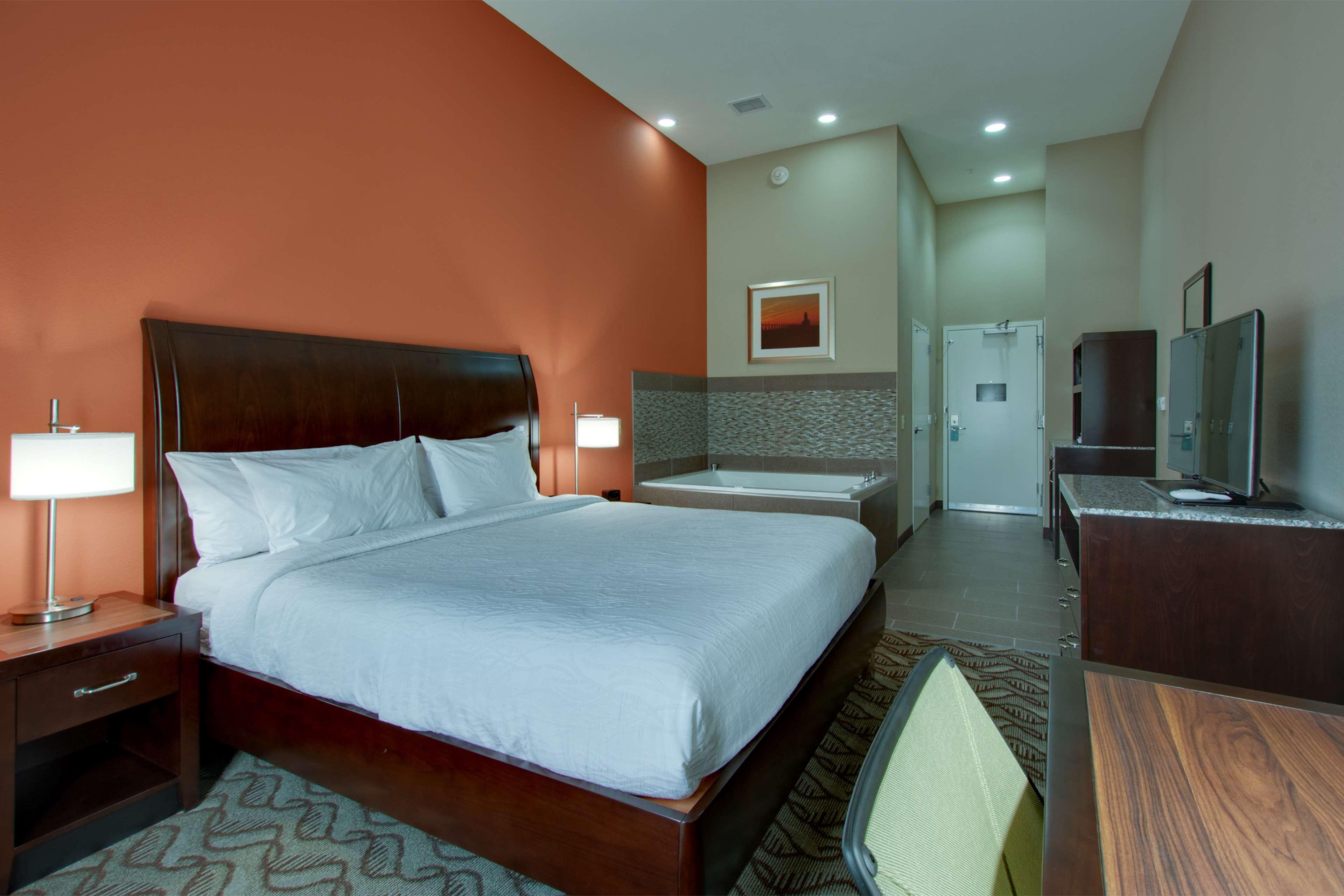 Hilton Garden Inn Benton Harbor Bagian luar foto