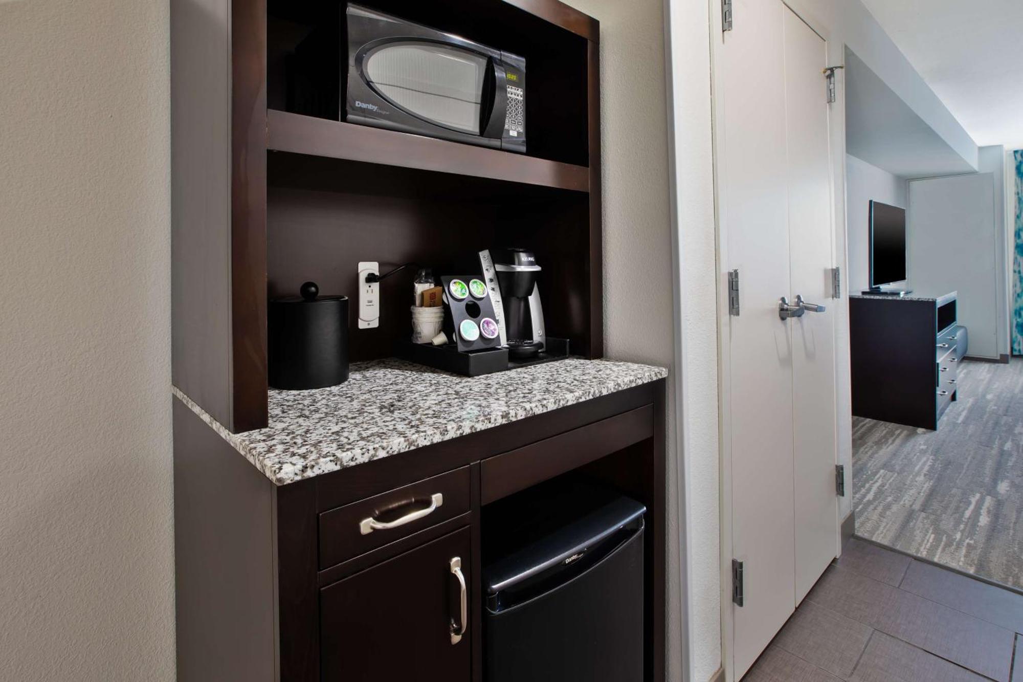 Hilton Garden Inn Benton Harbor Bagian luar foto
