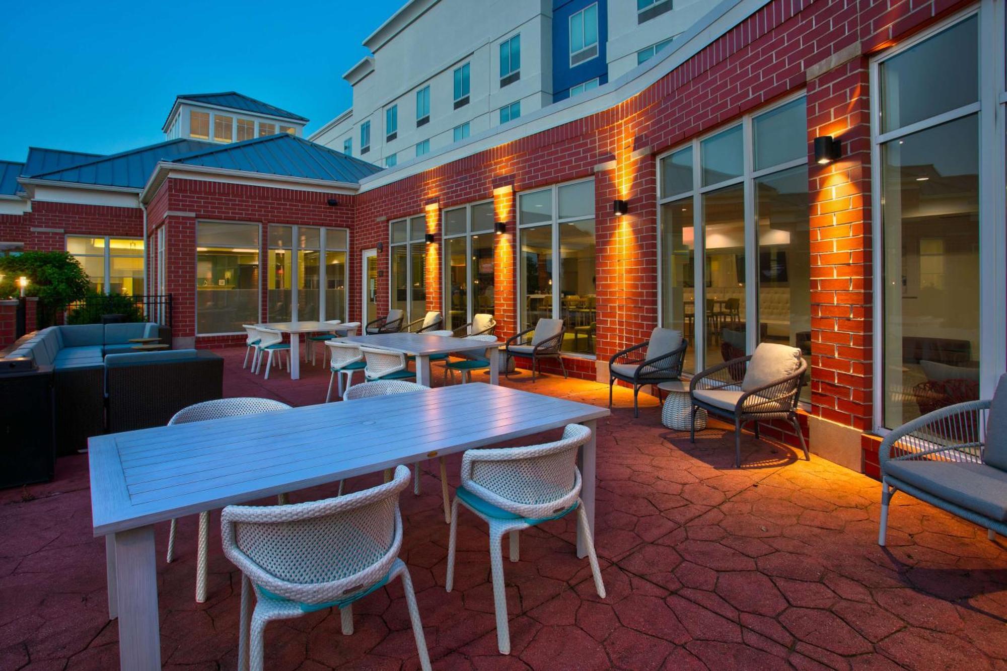 Hilton Garden Inn Benton Harbor Bagian luar foto